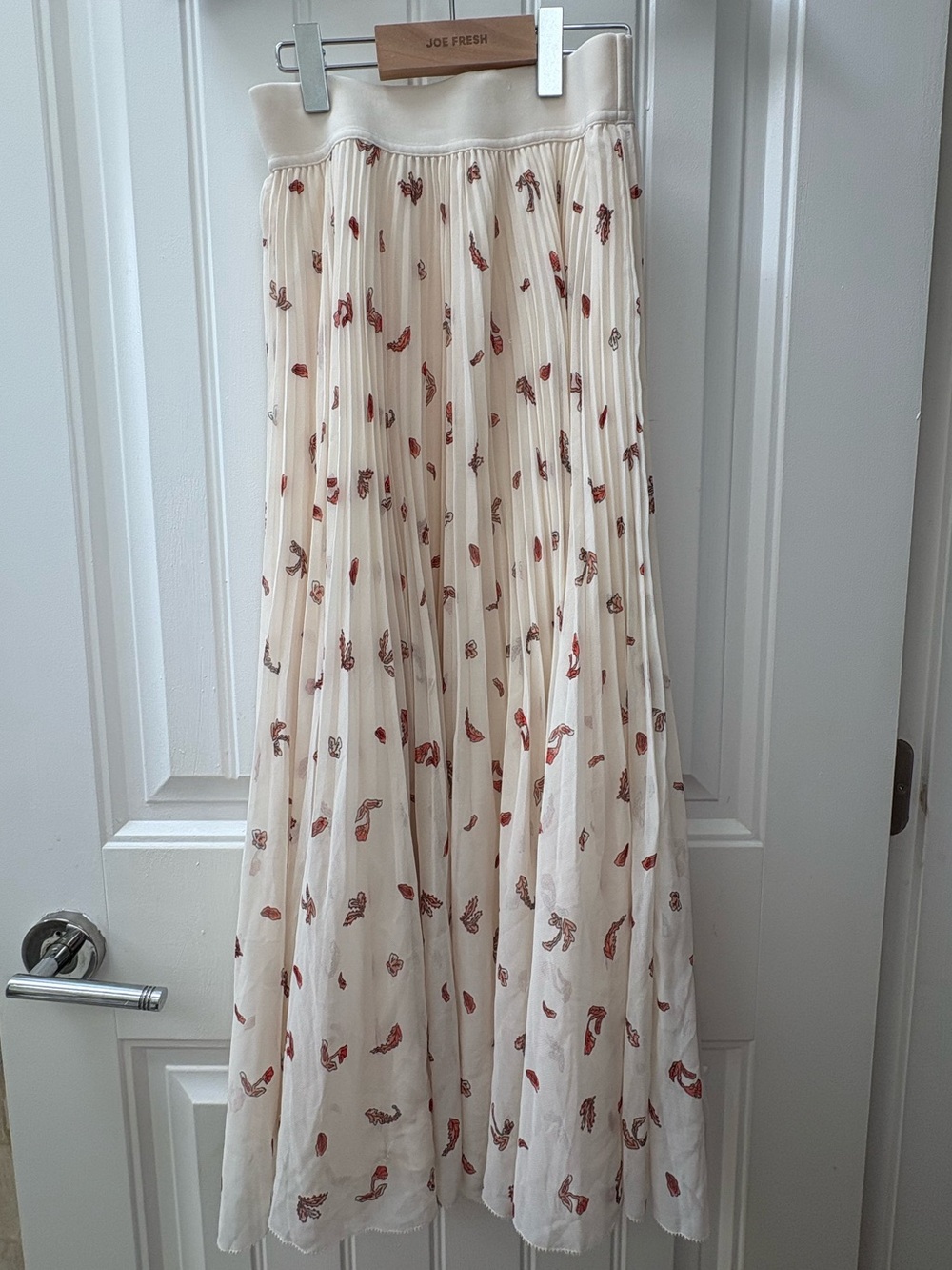 Aritzia Wilfred Chiffon Twirl Pleated Skirt with Red Floral Accents size XXS